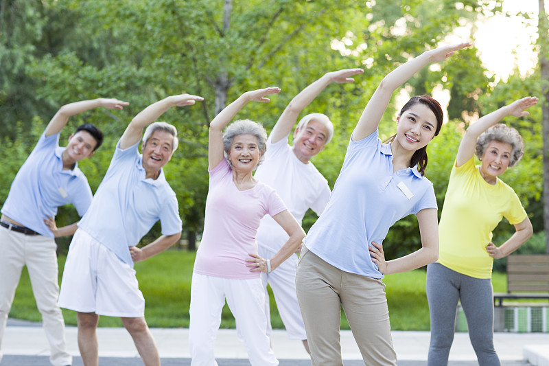 老年人散步可防癌症 想长寿要做三件事